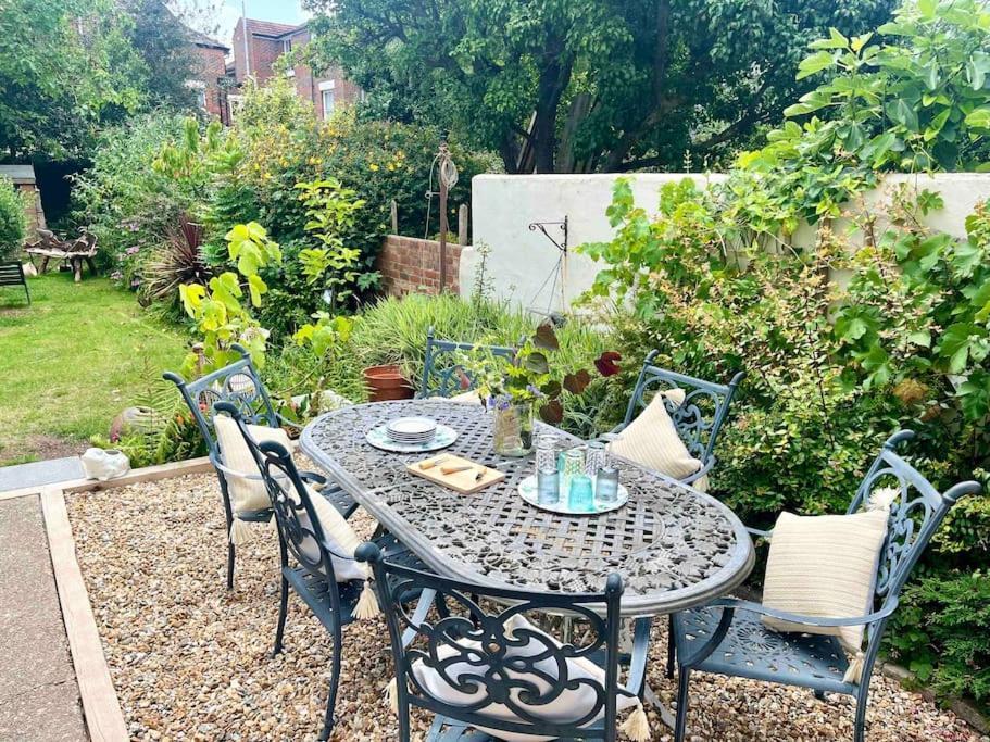 Spacious Semi-Detached Southsea House, Free Parking On Drive Portsmouth Exterior foto