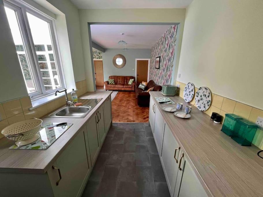 Spacious Semi-Detached Southsea House, Free Parking On Drive Portsmouth Exterior foto